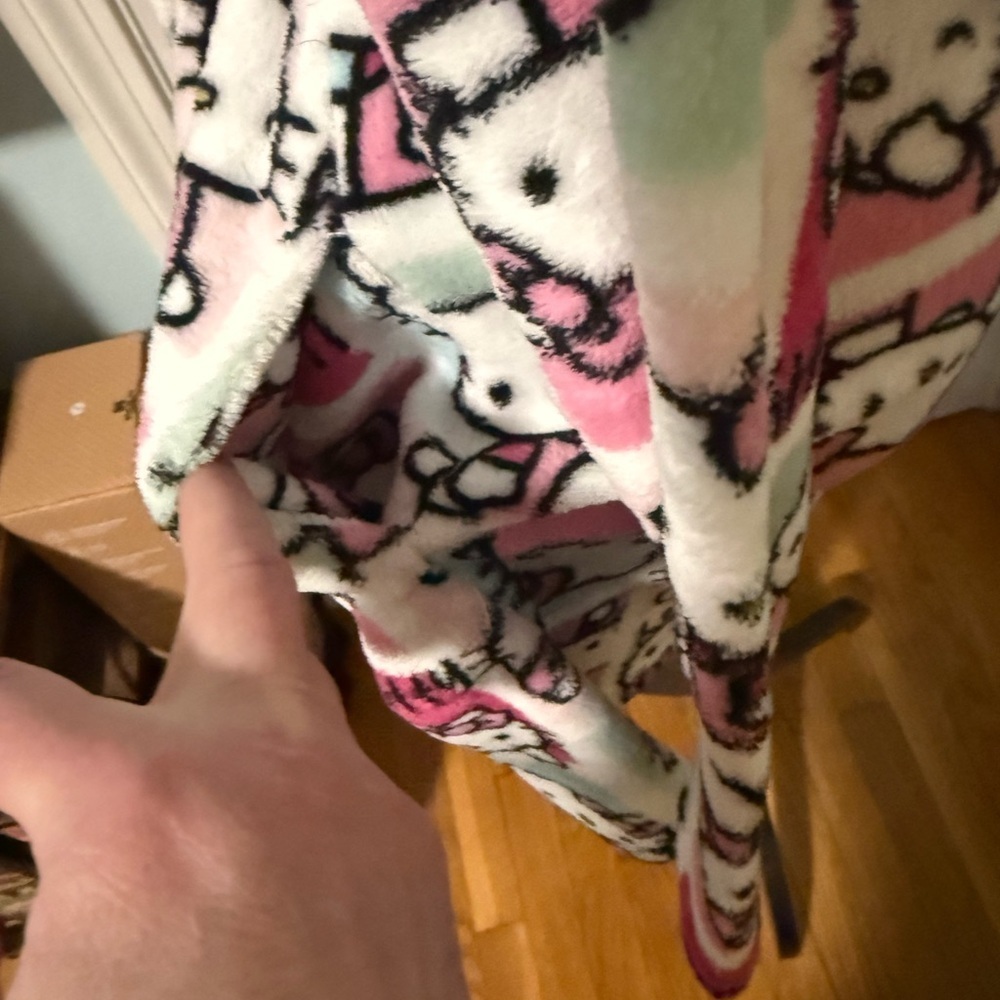 Hello Kitty Robe Womans S/M. Soft pretty colors with pockets on each side. - Picture 5 of 11